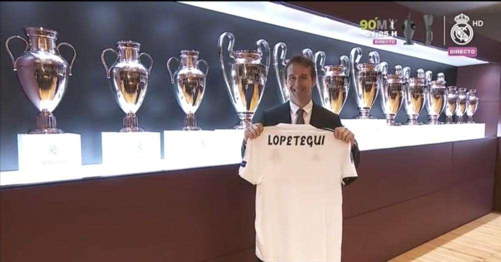 FOTO - Lopetegui firma su nuevo contrato y recupera la sonrisa en el Madrid