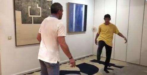 VÍDEO - Sanchís y su hijo sorprenden en las redes con su propia versión del reto del papel