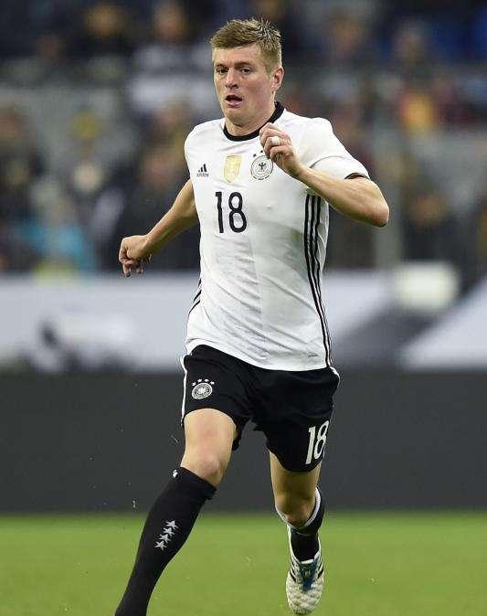 FOTO - Kroos, orgulloso de su país: presume de Confecup y de Europeo U21
