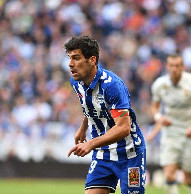 DESCANSO - Alavés 1-0 Espanyol: Santos da ventaja a los locales en un áspero partido
