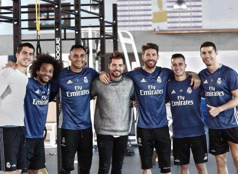 FOTO - David Bisbal visitó las instalaciones del Real Madrid y saludó a los jugadores del primer equipo