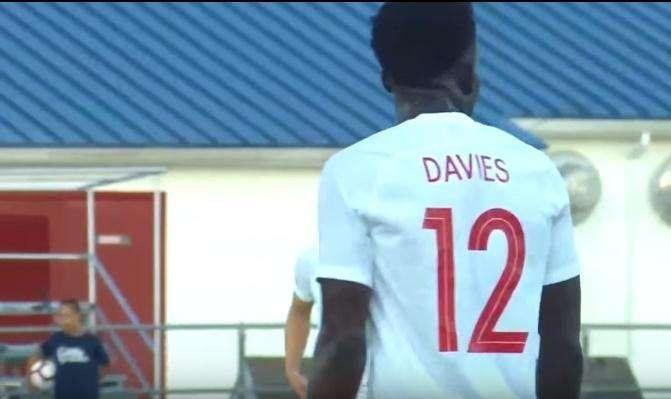 Alphonso Davies sorprendió más que Haaland en el 'Klassiker'