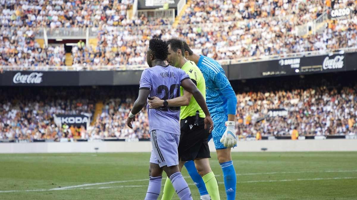 A Vinicius le caerá más de un partido de sanción por la roja en Mestalla
