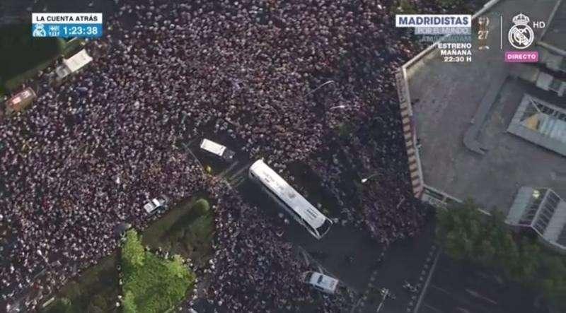 FOTO - ¡ESPECTACULAR! Así han recibido al bus del Real Madrid 