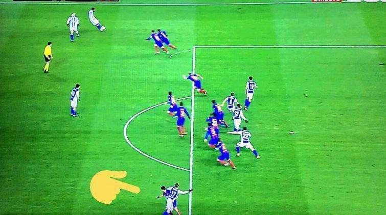 FOTO - Zurutuza carga contra el árbitro en su acción anulada: "Control nefasto, pero..."