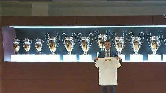 FOTO - Luka Jovic todavía no tiene dorsal en el equipo blanco