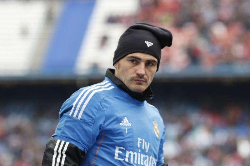 Casillas disfruta de su día libre jugando al padel con amigos