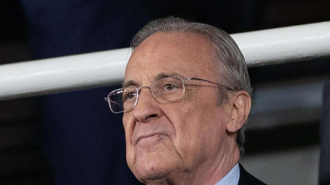 La opción más lógica es sacar la billetera