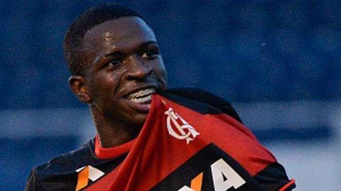 Vinicius, a sus detractores: "Mucha gente me critica pero sigo trabajando"
