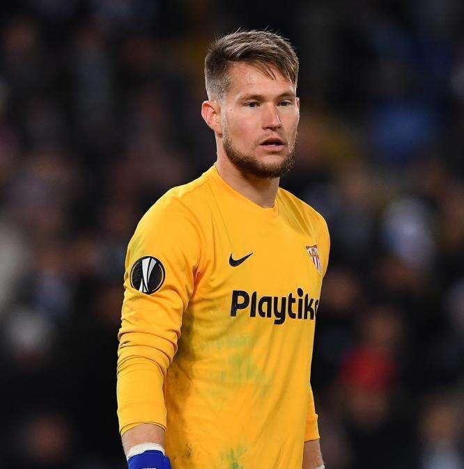 Vaclik, jugador del Sevilla, desvela cómo entrenan los porteros: "Cada uno tenemos nuestro propio balón"