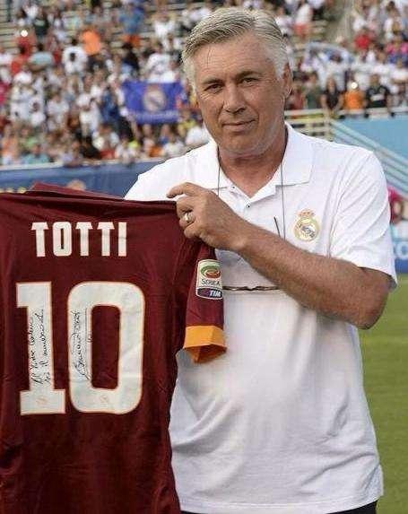 Totti regala su camiseta dedicada a Ancelotti