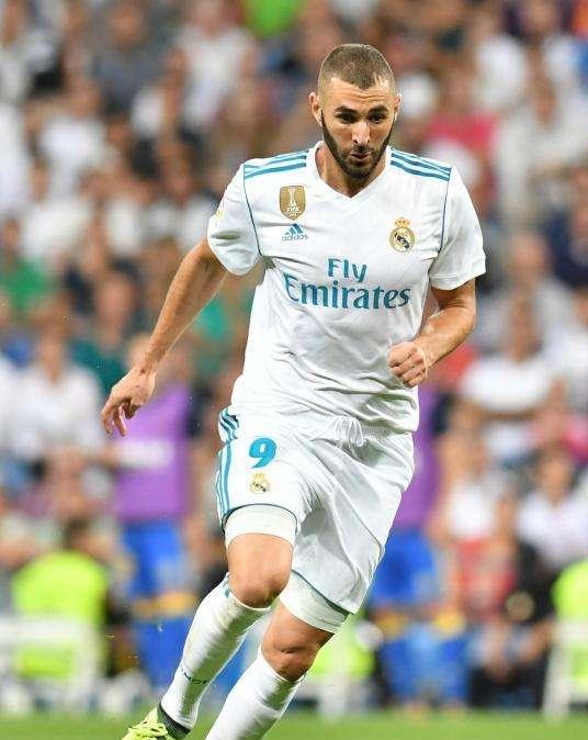 The Parisien - Benzema es el elegido por Neymar y Alves para suplir a Cavani