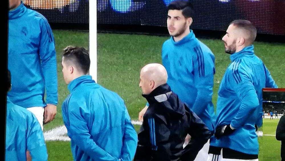 Caras de concentración en el Real Madrid durante el entrenamiento previo