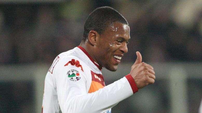 VÍDEO – El que tuvo, retuvo: Julio Baptista y su cañonazo en el Mundial de Leyendas