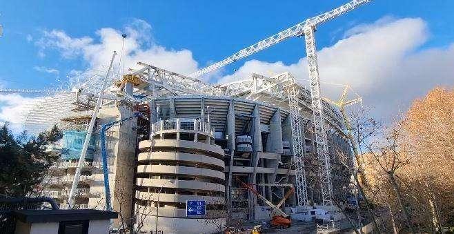 VÍDEO | Colocan nuevos soportes en el Santiago Bernabéu