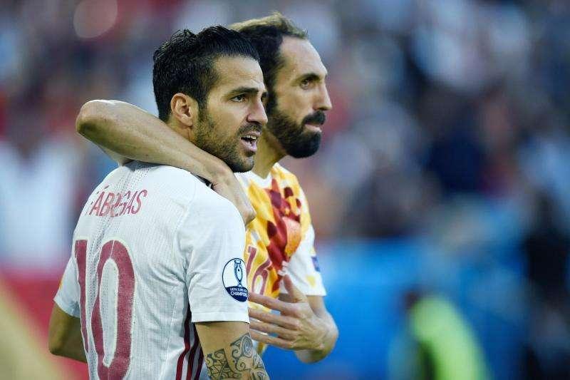 Fabregas también contesta a la prensa ironizando: "Y si me lo permiten Marca y As..."