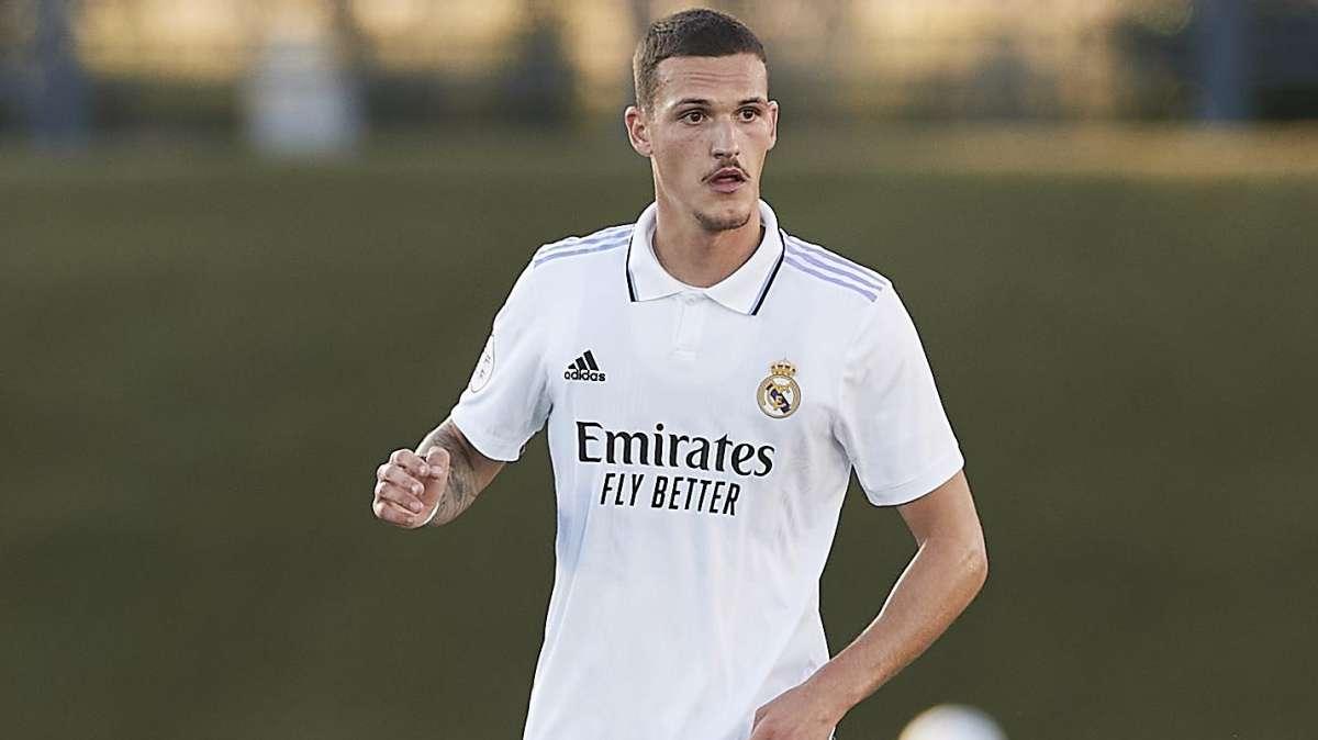 La salida de Vallejo abre una vía a Rafa Marín: ¿quinto central en el primer equipo?