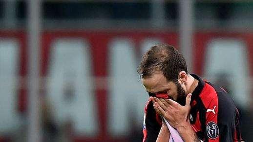 Continúa el maleficio de Higuaín: penalti fallado y expulsión ante la Juventus