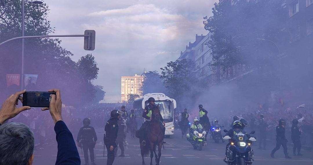 VÍDEO BD | ¡Así recibió la afición al Real Madrid antes del partido contra el City!