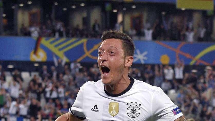 Mesut Özil no se quiso perder el clásico: "El Real Madrid, favorito para LaLiga. Benzema..."