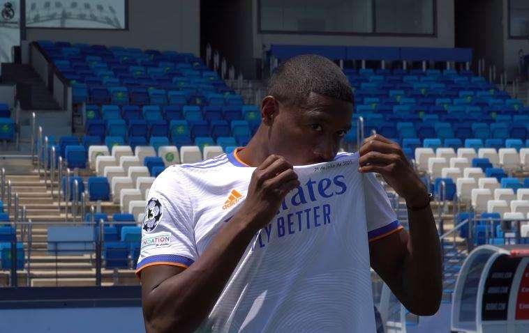 Alaba explica por qué besó el escudo del Real Madrid y elogia a Ancelotti
