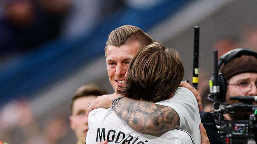 Ni Toni Kroos quiso perderse el adiós de Modric y Ancelotti