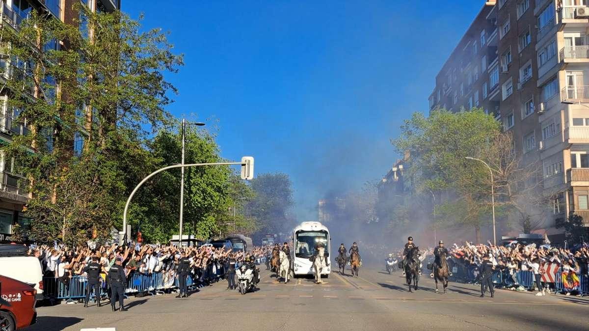Así ha recibido la afición del Real Madrid al autobús del equipo en el Santiago Bernabéu