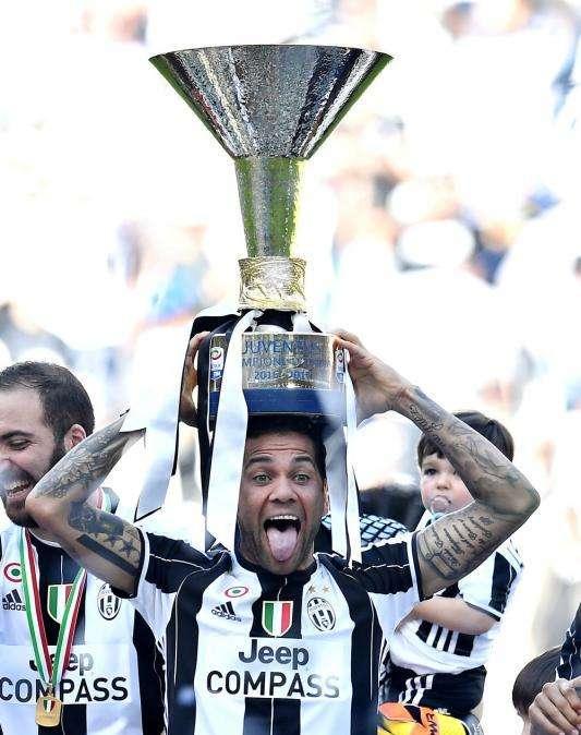 El suculento salario semanal que recibirá Alves en París: una razón más para dejar 'tirado' a Guardiola