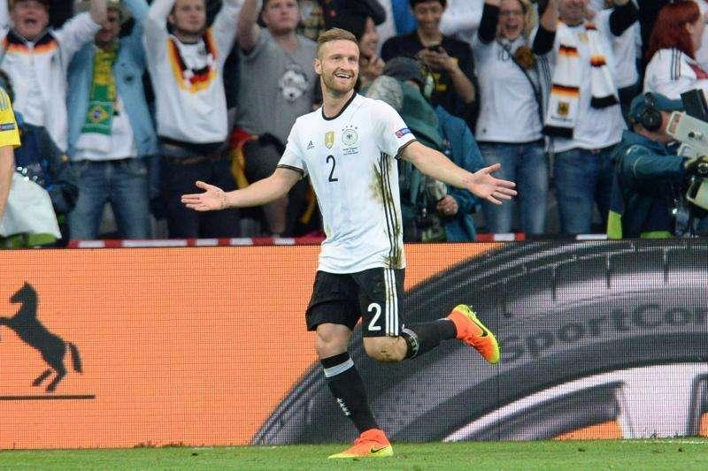 Sky Sport: El Nápoles sigue a Mustafi