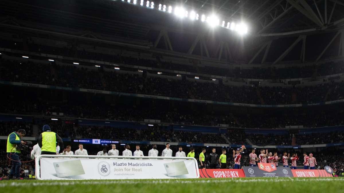 Las imágenes que desmienten el bulo de las entradas: madridistas y colchoneros, juntos en el Bernabéu