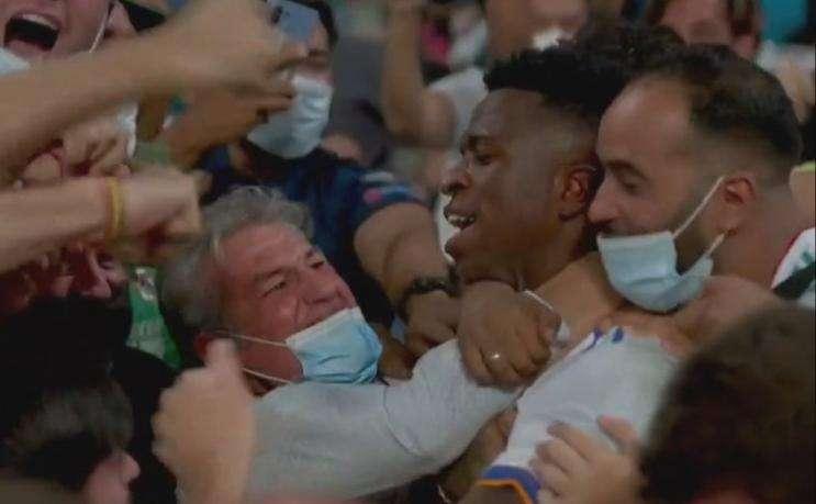 Vinicius, sobre su celebración: "Fue un abrazo al Bernabéu"