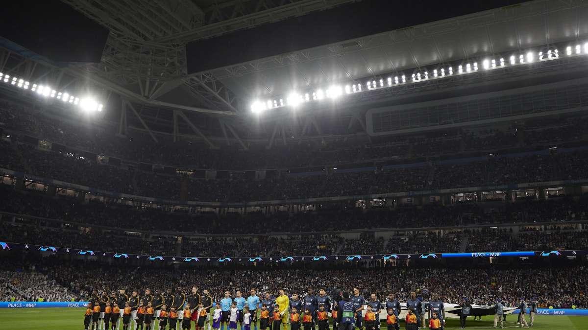 El feo gesto de la afición del Sporting de Braga en el Santiago Bernabéu