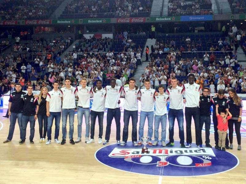 El Cadete A ofrece la Copa al Barclaycard Center