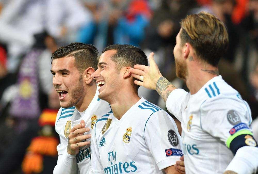 El joven Seoane ya se gana al madridismo...¡haciéndose pasar por Theo!