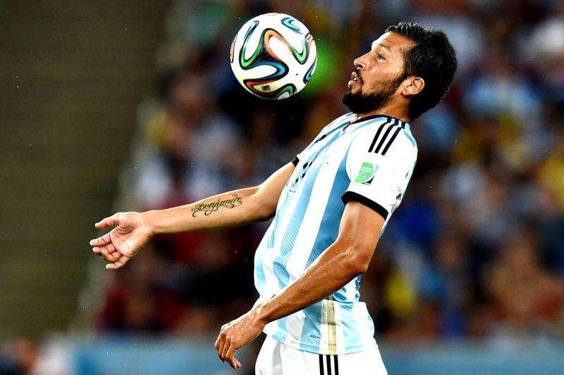 Garay, ex del Madrid, al hospital con collarín tras un pelotazo de Sandro