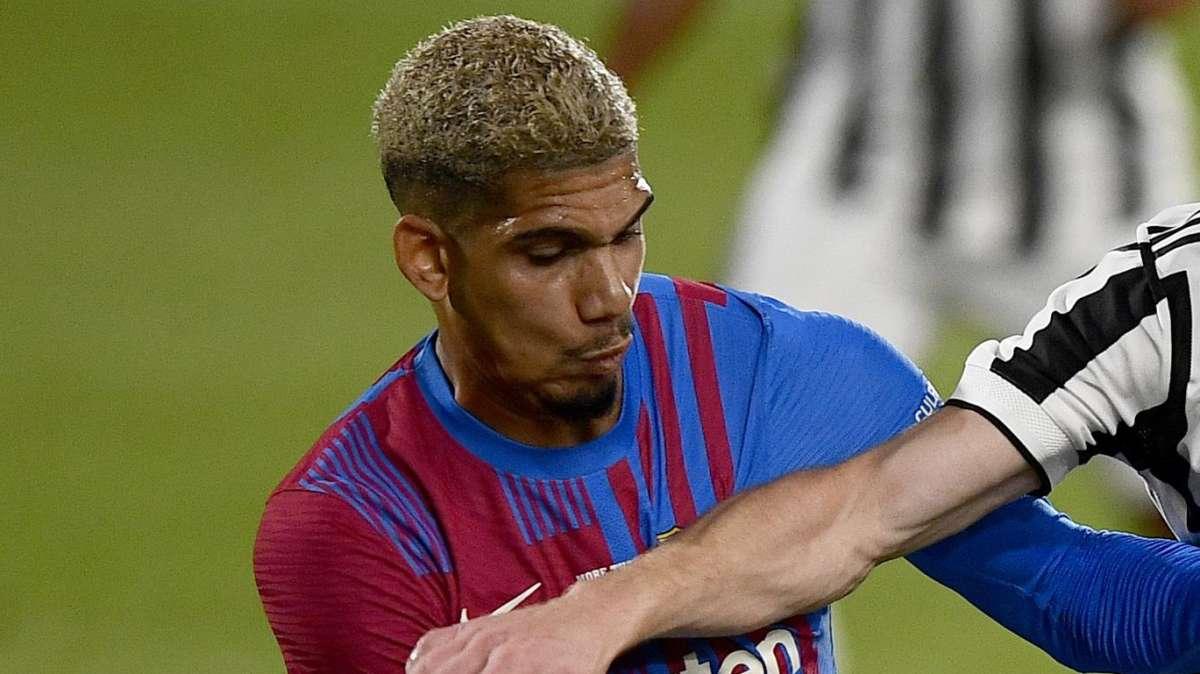 Araujo sigue ofreciéndose al Real Madrid: la postura del club, al descubierto