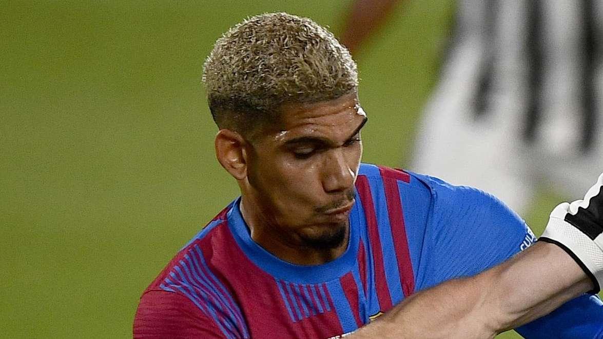 Araujo se lesiona con Uruguay y es seria duda para el clásico contra el Real Madrid