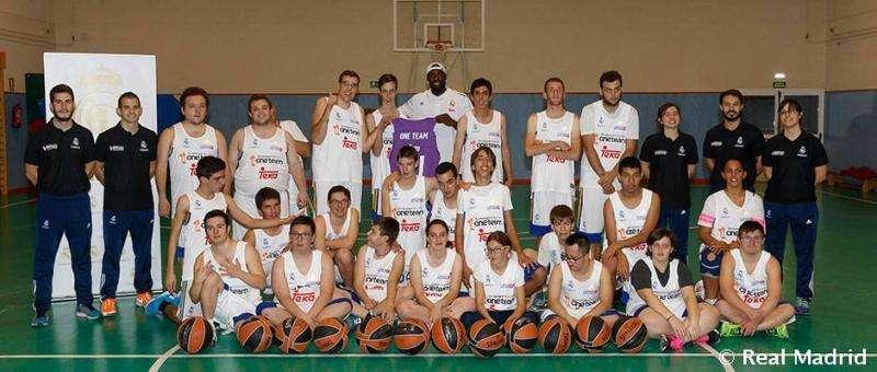 Hunter incentiva el baloncesto entre jóvenes discapacitados