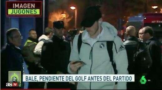 Jugones -  Bale 'cazado' viendo golf en su móvil al entrar al estadio del Levante