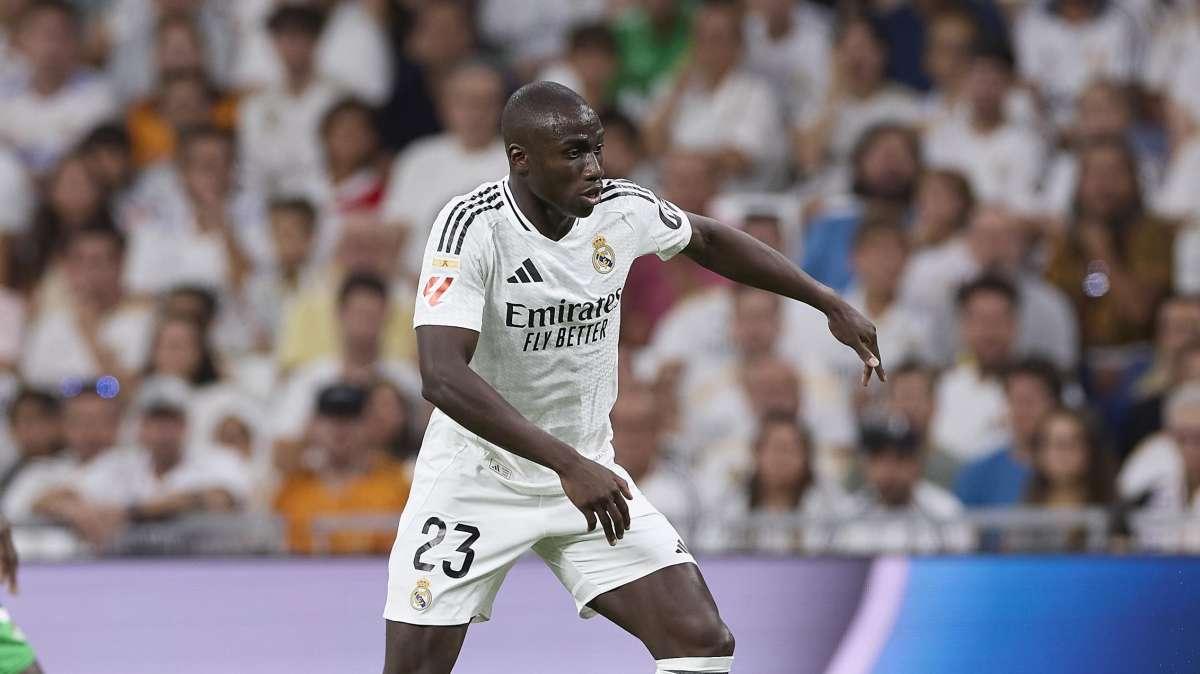 Ferland Mendy se lesiona en la tibia y vuelve a Madrid