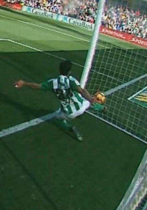 El árbitro no señala un gol fantasma más que legal al Barcelona