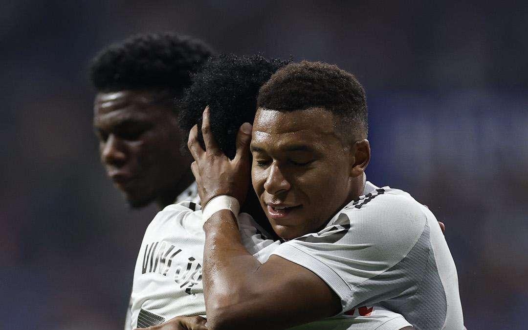 Detienen a un aficionado del Oviedo que hizo gestos racistas a Mbappé