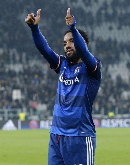 Al Atlético se le escapa Lacazette: el jugador pasó reconocimiento con el Arsenal