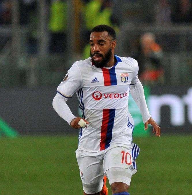 Lacazette intentará convencer a un enemigo íntimo del Real Madrid: "Le pediré que firme con el Arsenal"