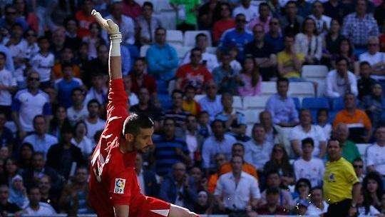 AS: El fichaje de Casilla por el Madrid no depende de la salida de Iker