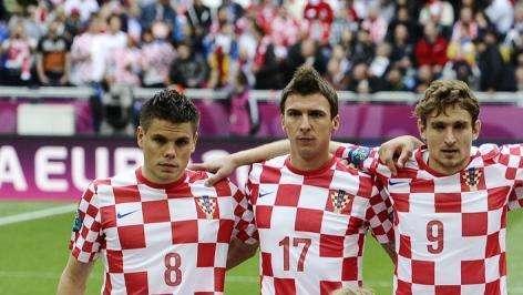 Croacia sufrió el infierno griego: los aficionados intentaron cegar a Modric 