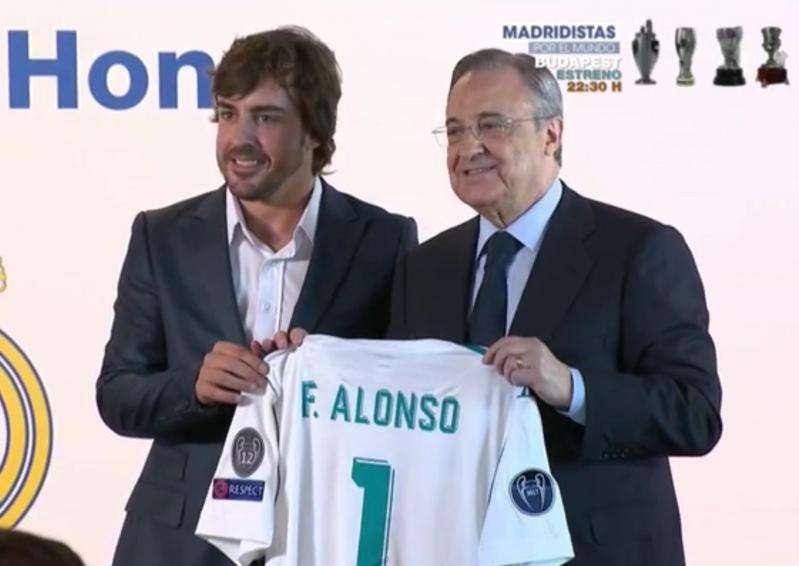 Fernando Alonso, reconocido como socio de honor del Real Madrid en el palco del Bernabéu