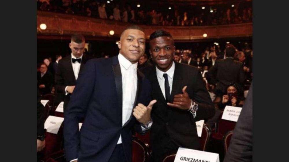 Real Madrid, Mbappé posa con "su amigo" Vinícius en la gala del Balón de Oro