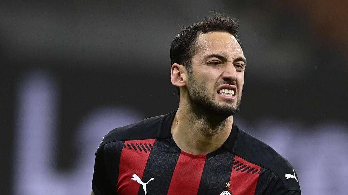 Fichajes | Un grande de LaLiga presenta una oferta a Çalhanoglu