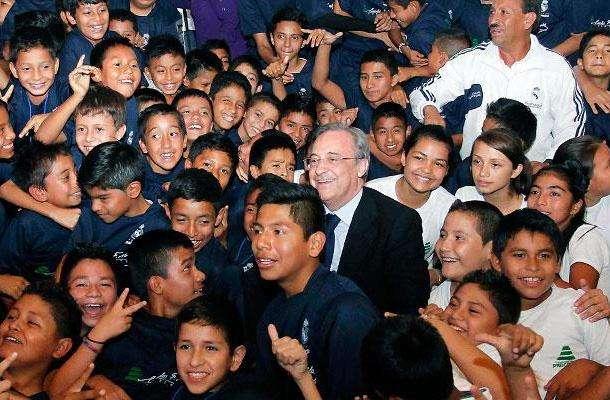 Florentino Pérez visita las escuelas de la Fundación Real Madrid en Perú y Guatemala